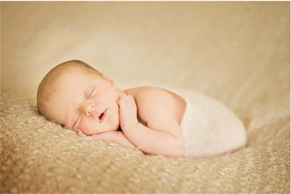 北京十月陽(yáng)光月嫂公司，新生兒護(hù)理的注意事項(xiàng)(圖1)