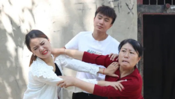 婆婆伺候月子好，還是找個月嫂照顧更好？(圖2)